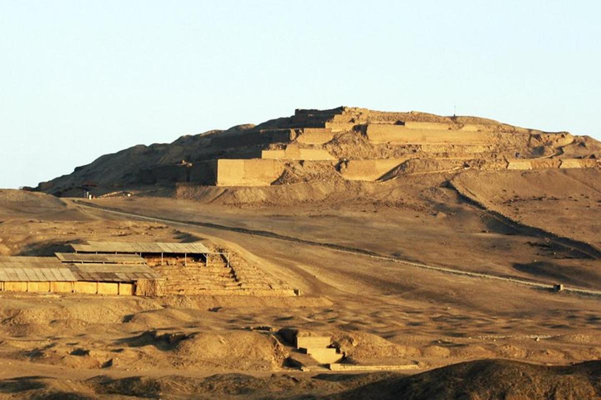 一座土山，上面有一栋建筑