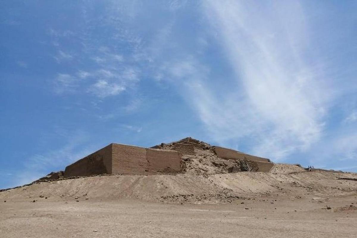 um monte de areia no meio de um campo