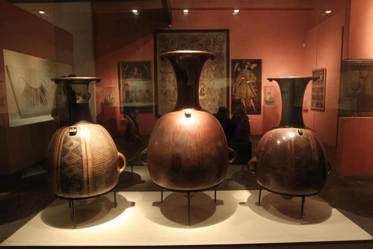 dois vasos em exposição em um museu