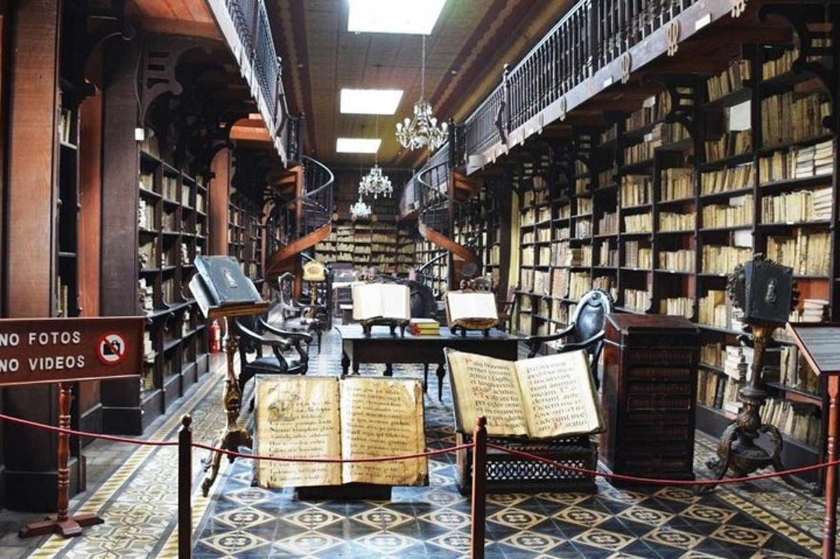 et bibliotek fyldt med masser af udstillede bøger