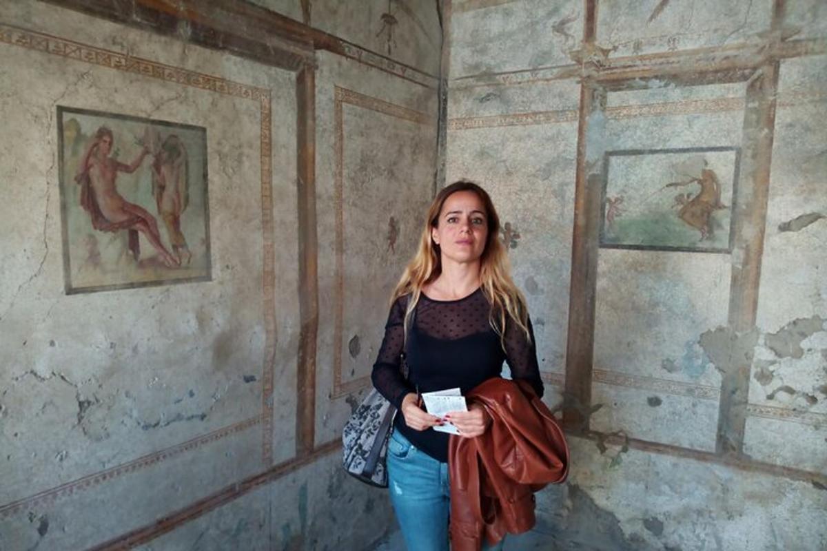 žena stojící v místnosti s obrazy na stěnách