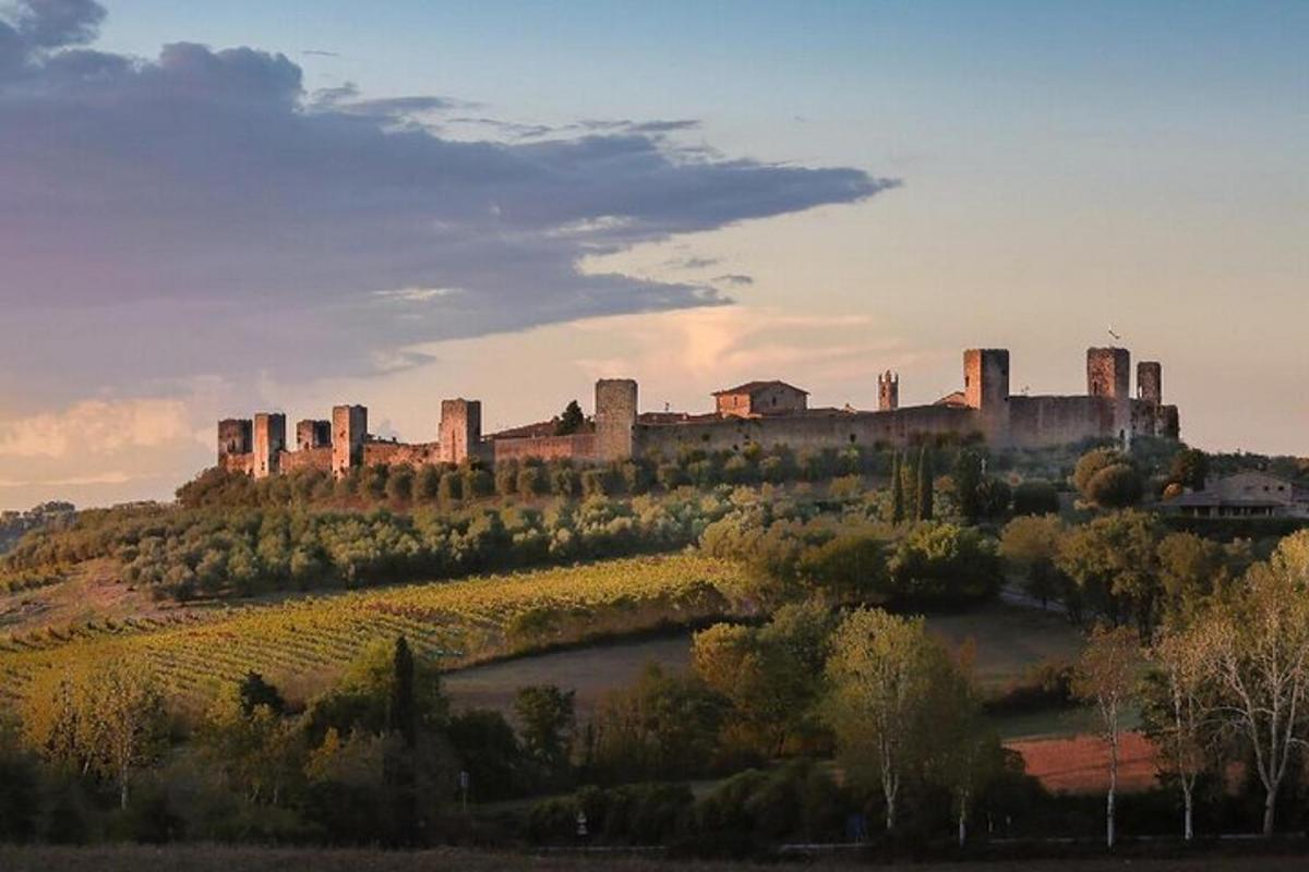 hrad na vrcholu kopce s řekou