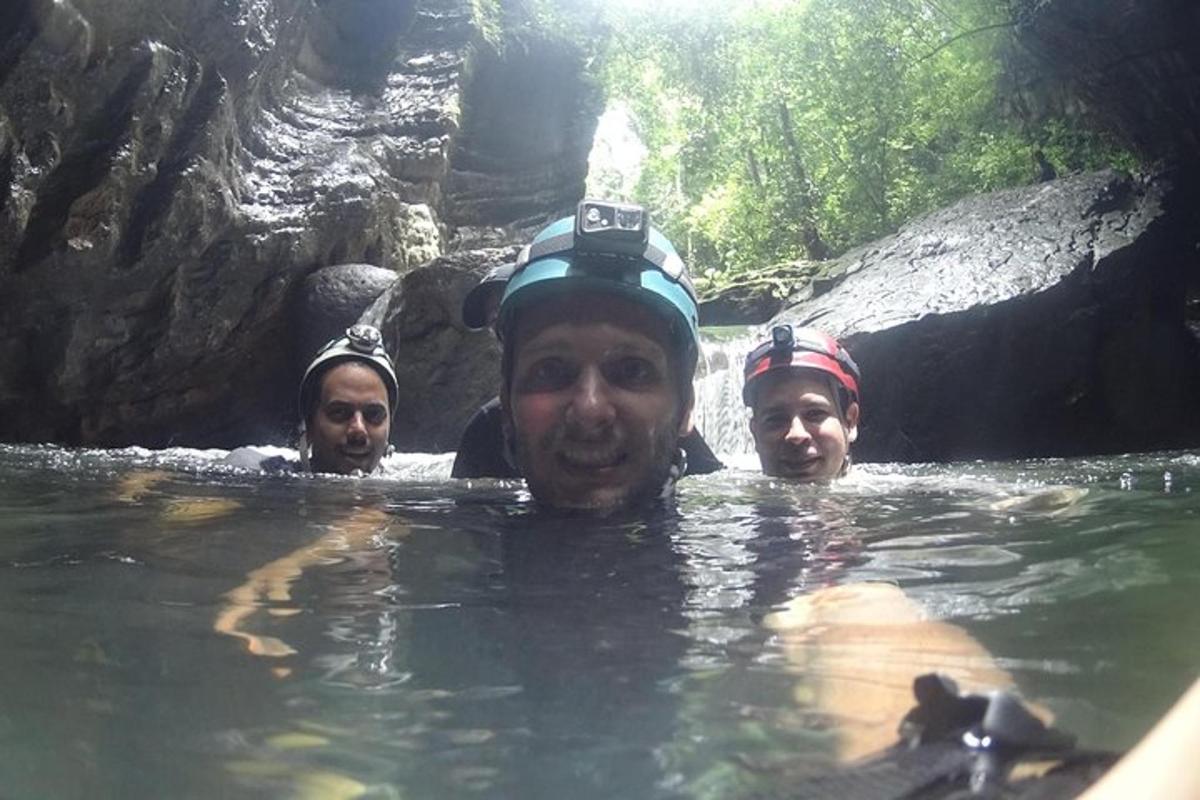 Tri muškarca u vodi u pećini