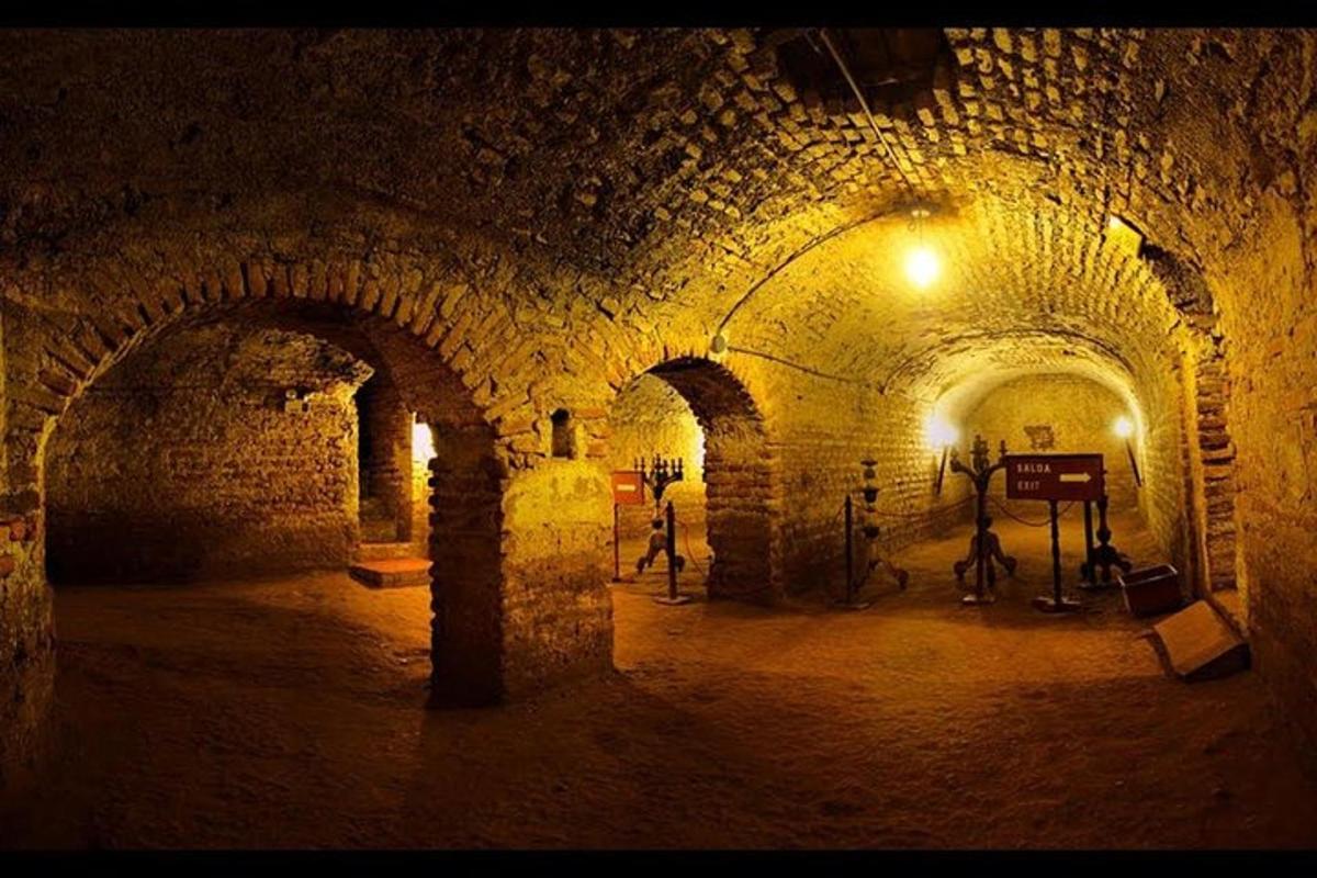 starý kamenný tunel se světlem v něm
