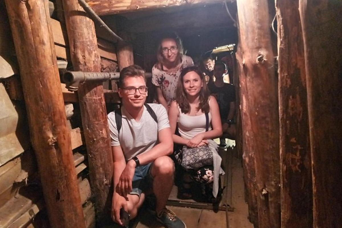skupina lidí sedících v malé místnosti