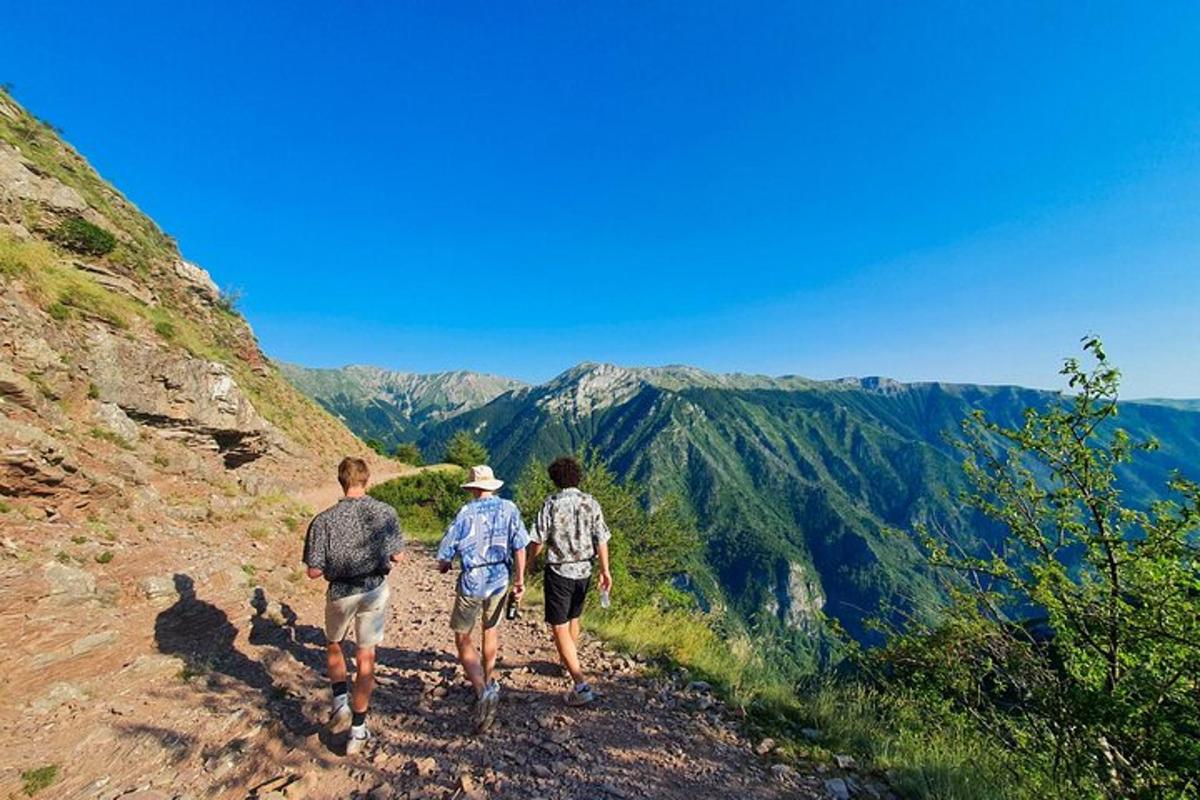 tři muži jdoucí po horské stezce
