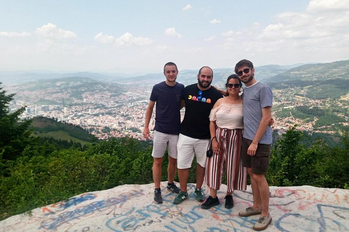 un grupo de personas de pie en la cima de una montaña