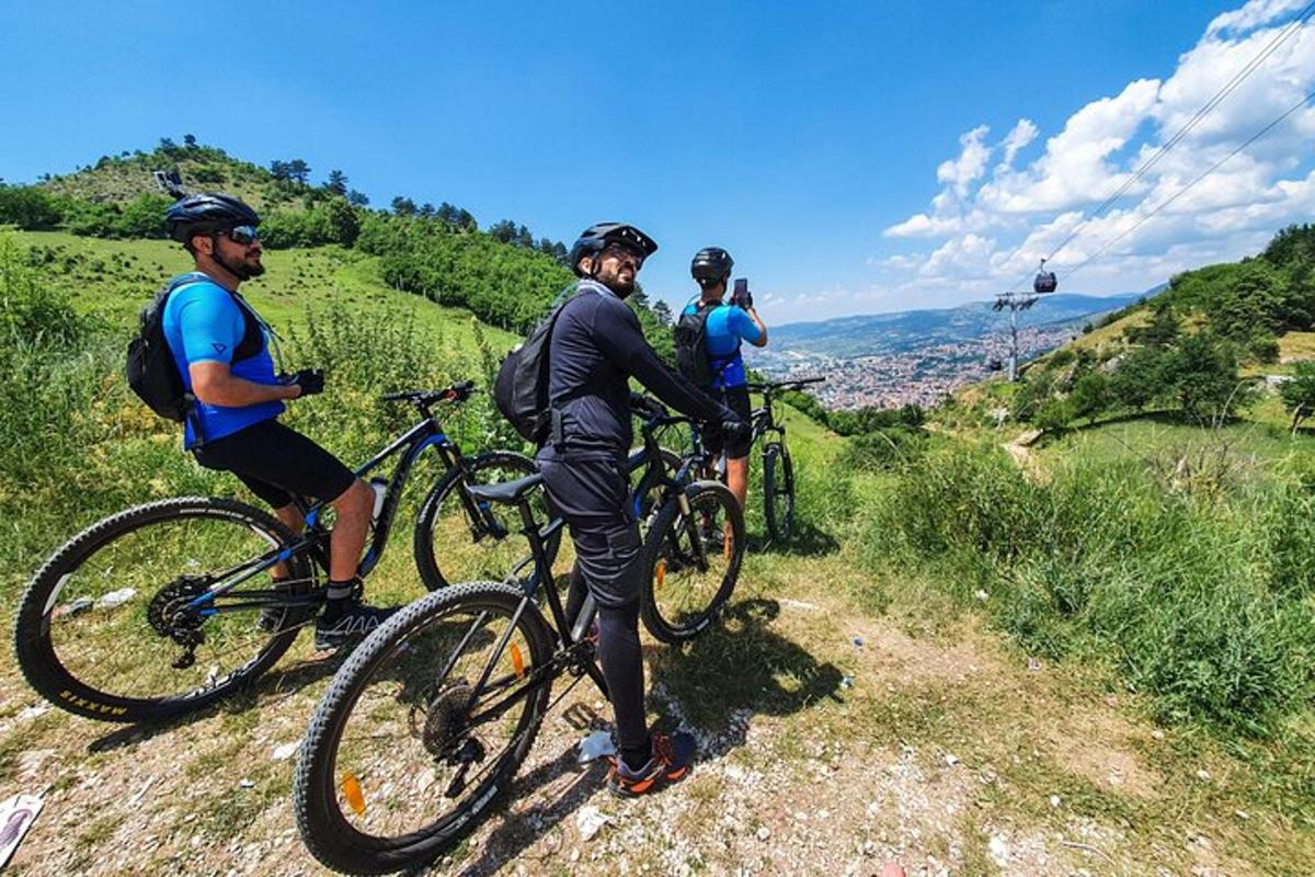 un grup de oameni pe biciclete pe un deal