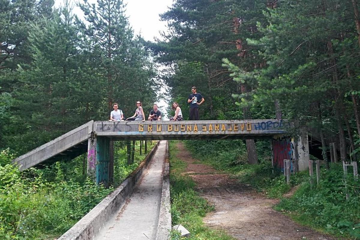 skupina lidí stojící na vrcholu mostu