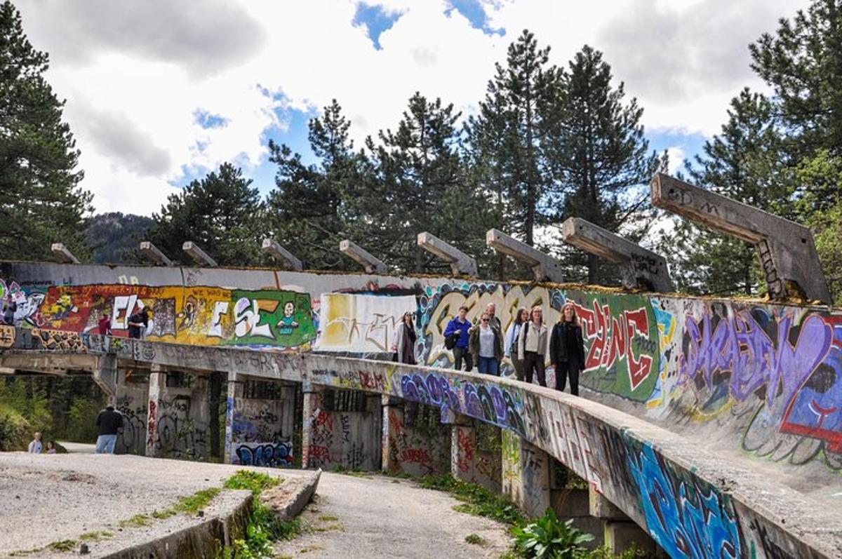 most pokrytý graffiti a na něm stojící lidé