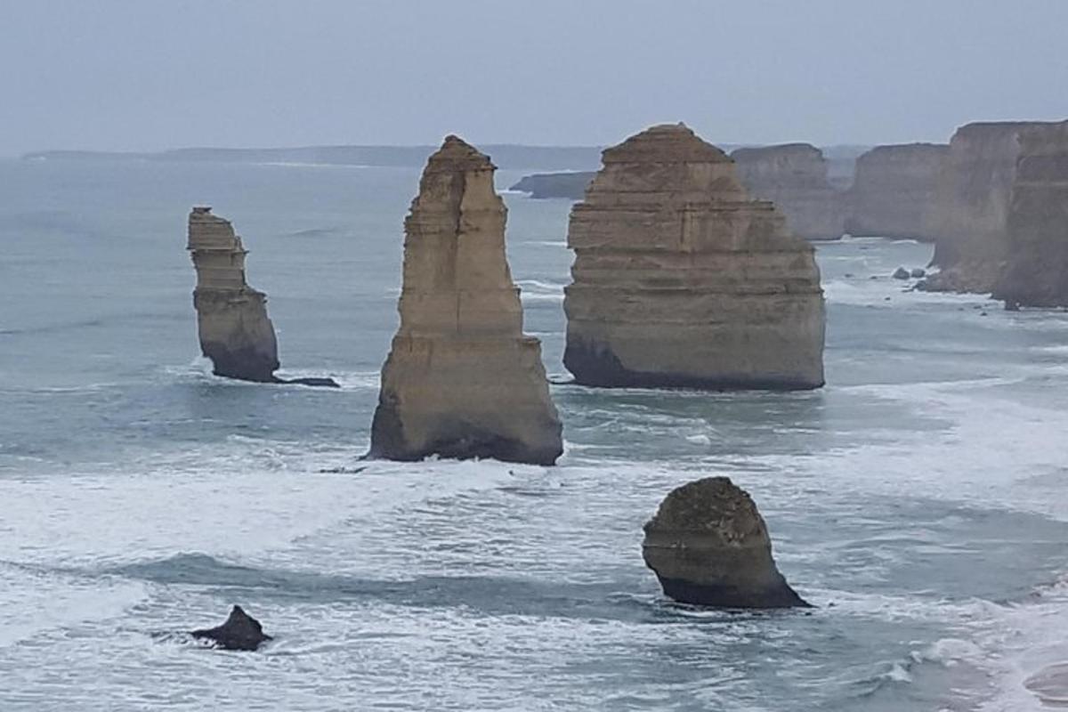 un gruppo di grandi rocce nell'oceano