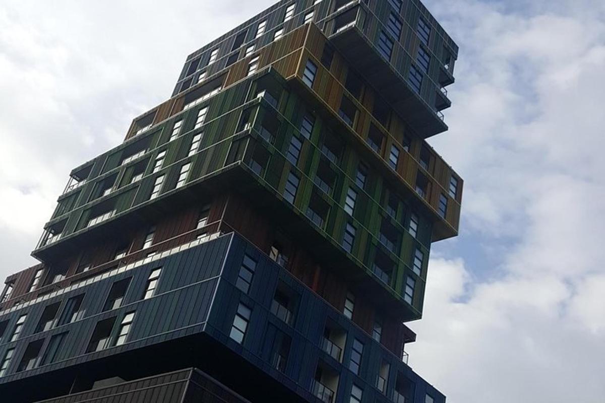 un edificio alto con molte finestre in cima