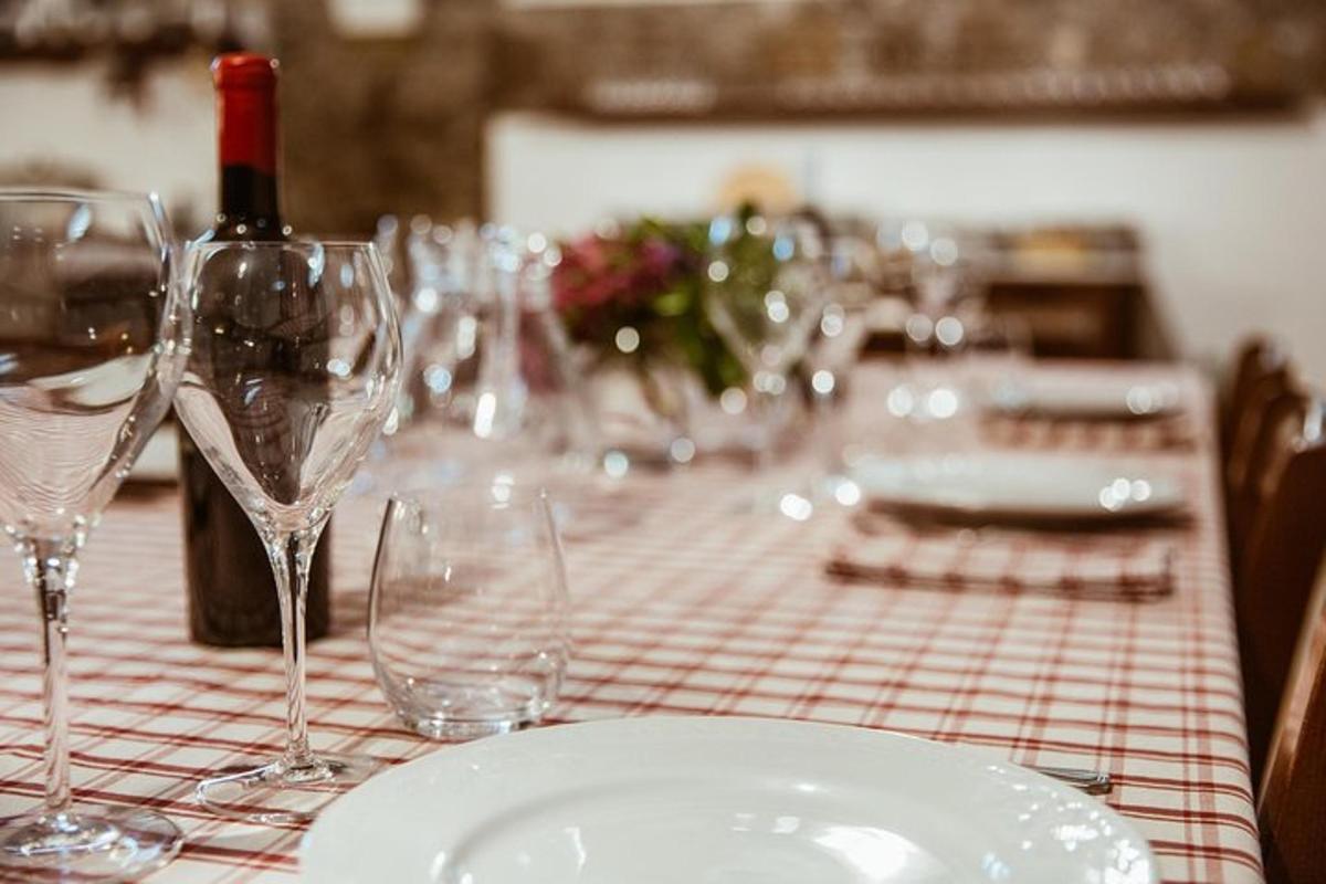 een tafel met glazen en een fles wijn