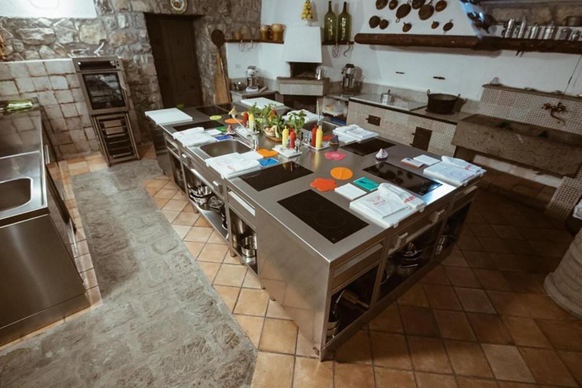 o bucătărie cu o insulă în mijlocul bucătăriei