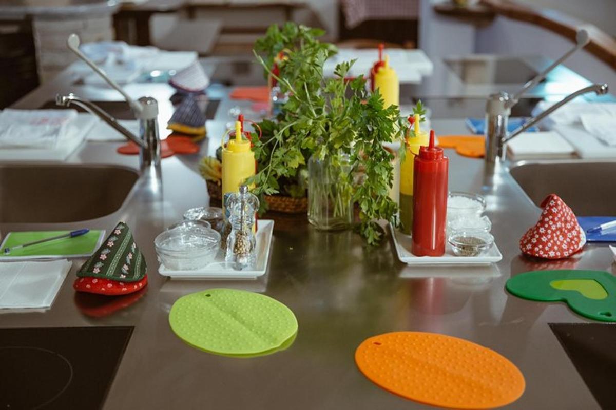 een tafel met groene en rode decoraties erop