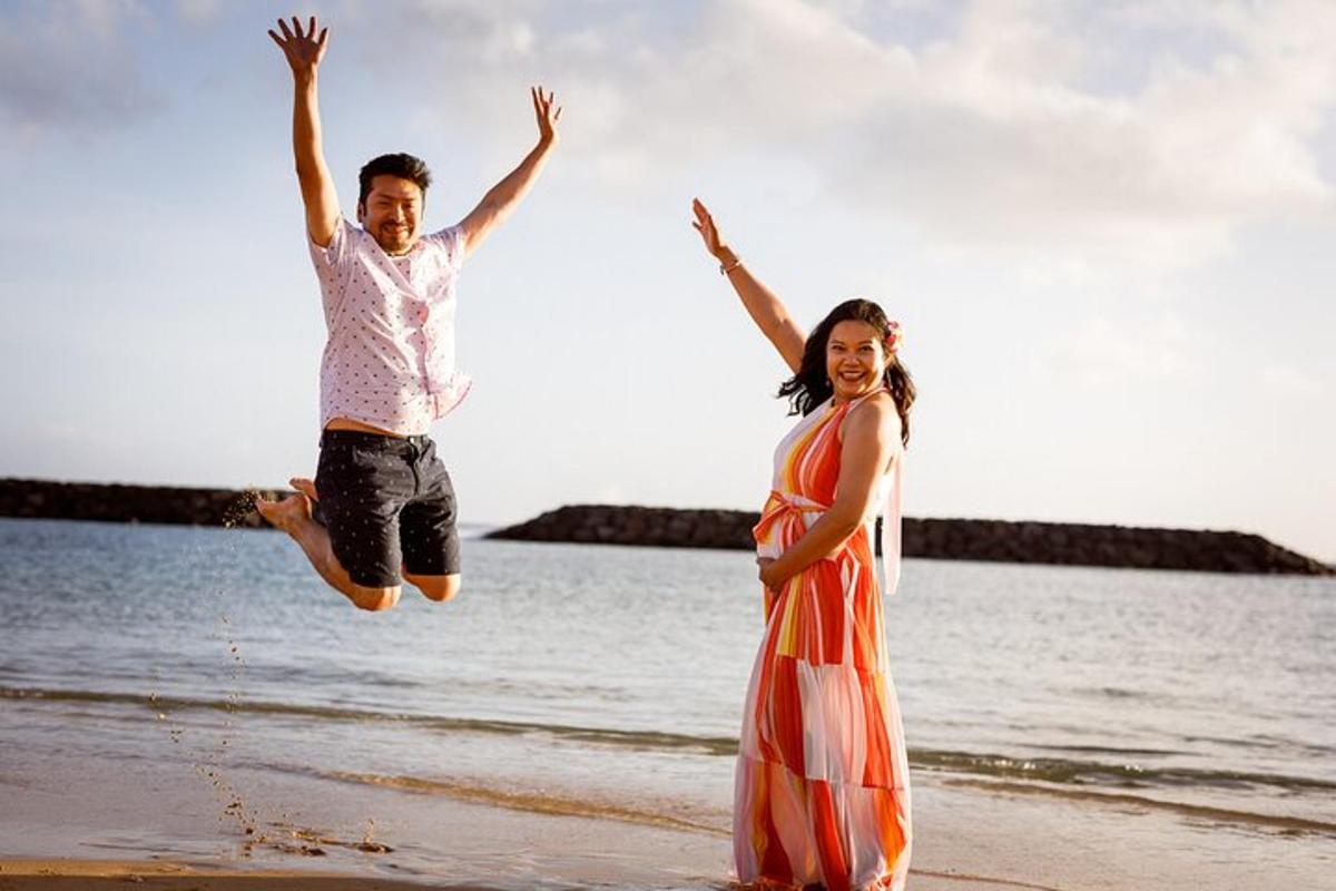 một người đàn ông và một người phụ nữ nhảy trên không trung trên bãi biển