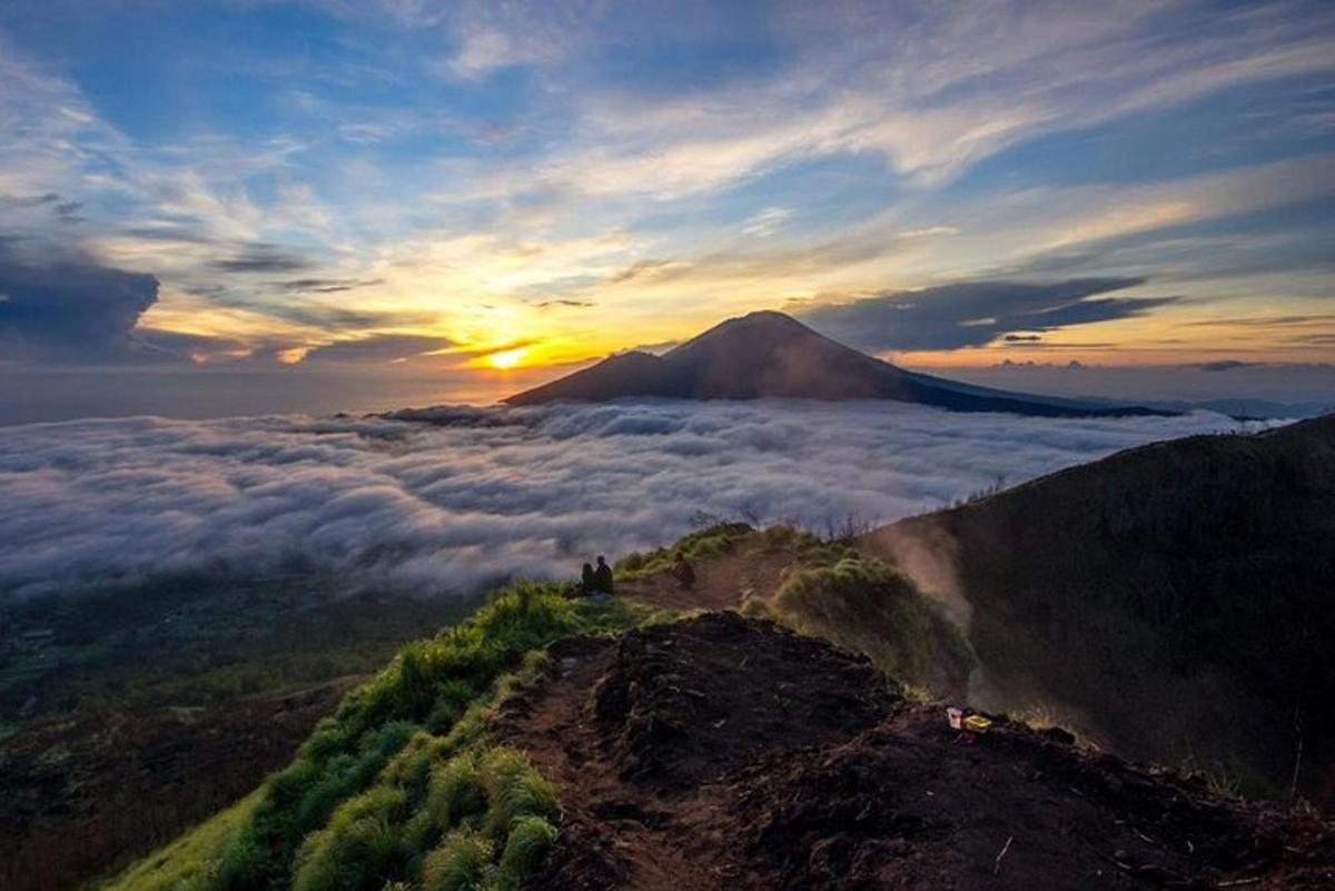 Una vista de una montaña con una capa de nubes.