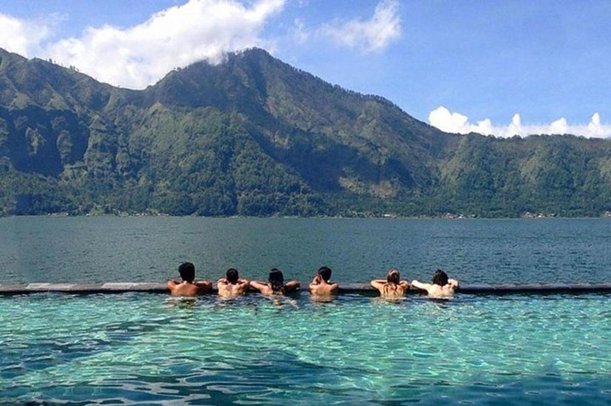 一群人站在水中