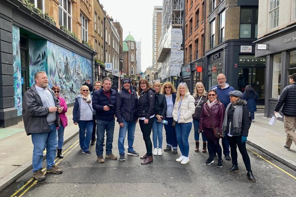 un grupo de personas caminando por una calle de la ciudad
