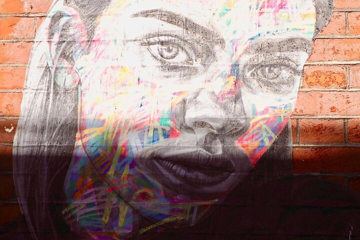 un dipinto di una donna su un muro di mattoni
