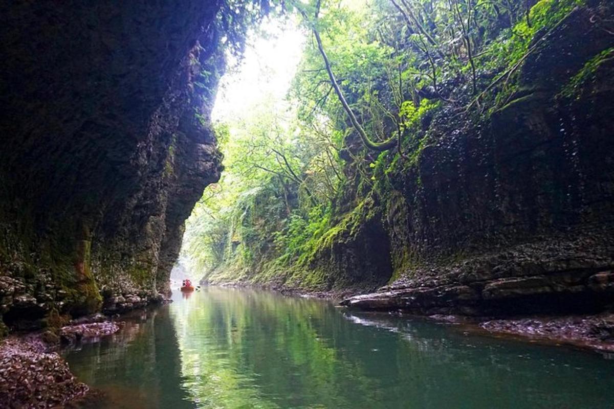 una barca in un fiume in una grotta