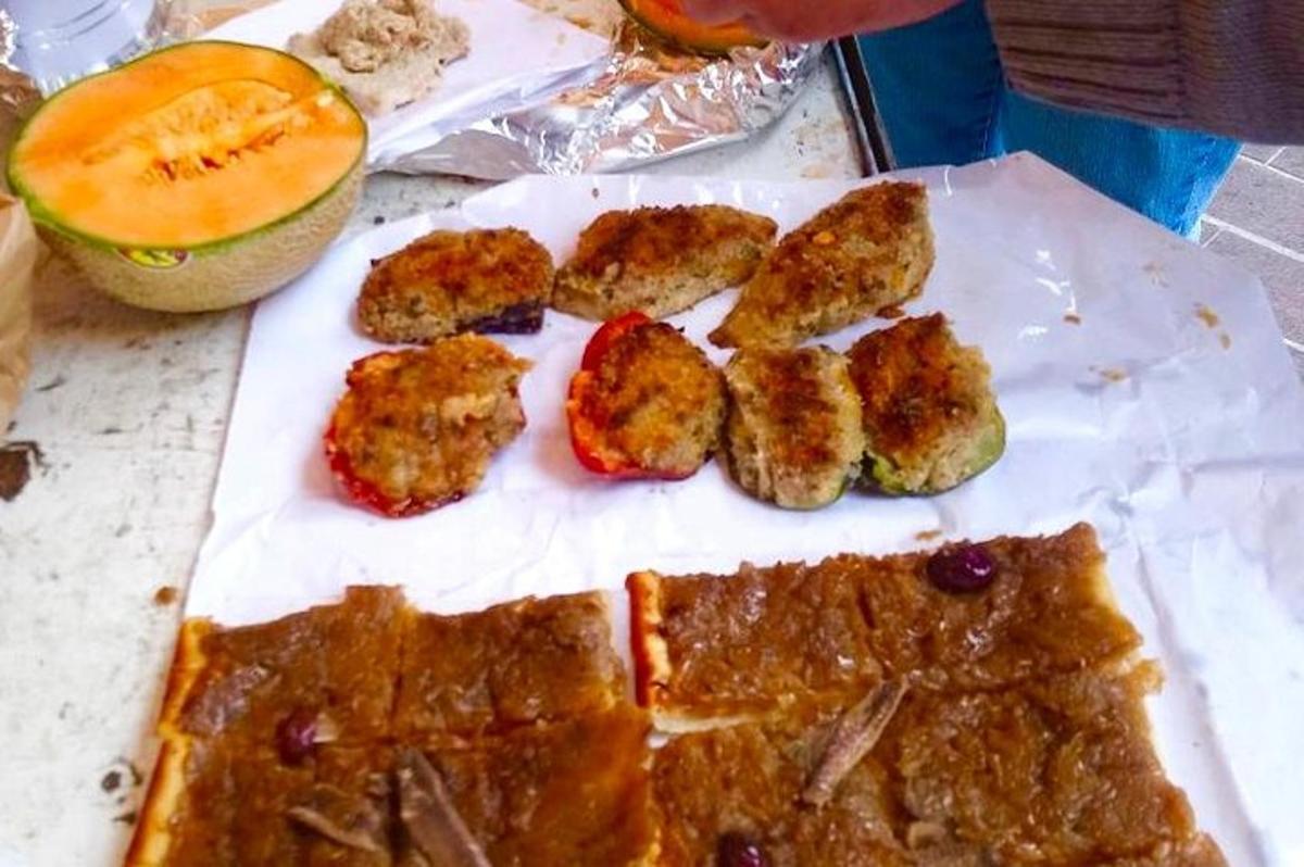 sepinggan makanan dengan daging dan buah di atas meja