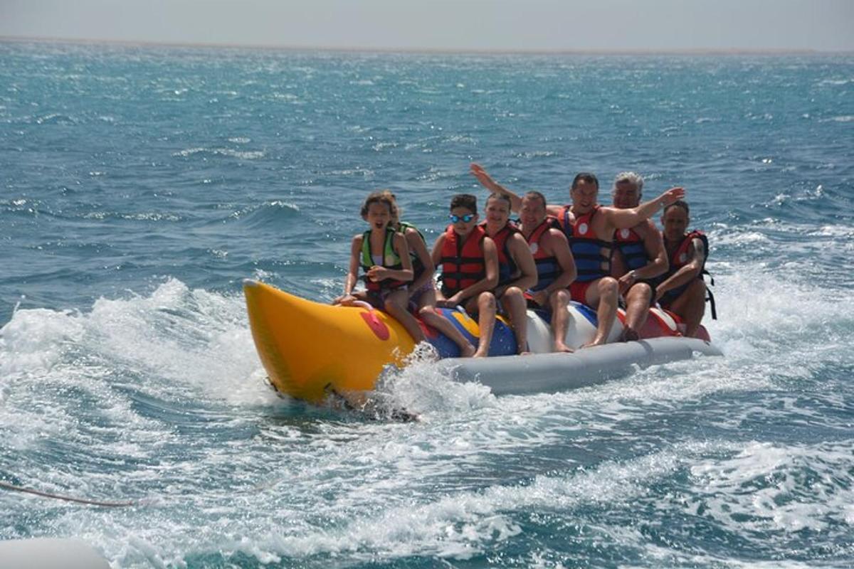 קבוצת אנשים רוכבים על רפסודה במים