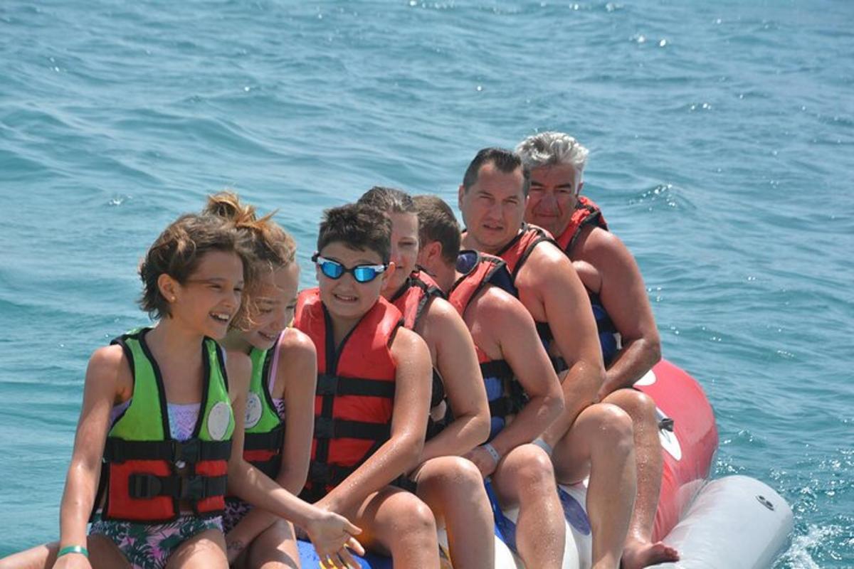 un gruppo di persone sedute su una zattera in acqua