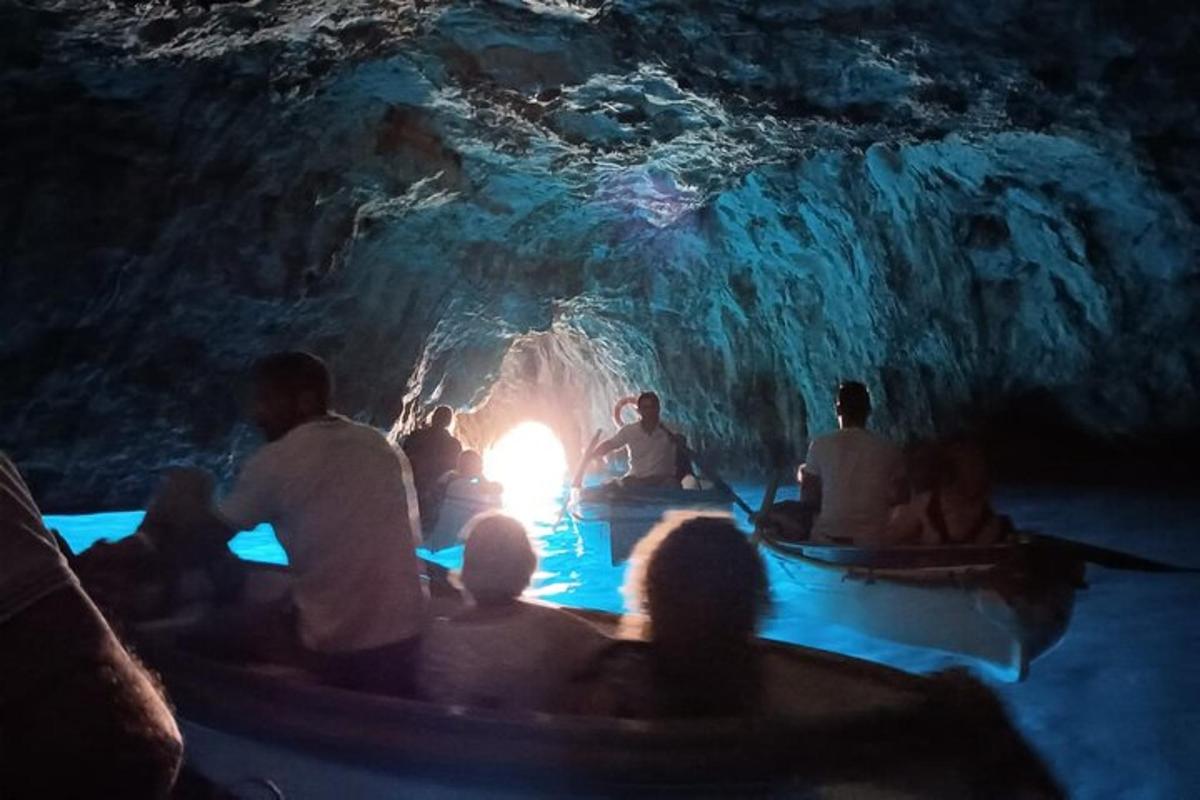 un gruppo di persone sedute attorno a un fuoco in una grotta