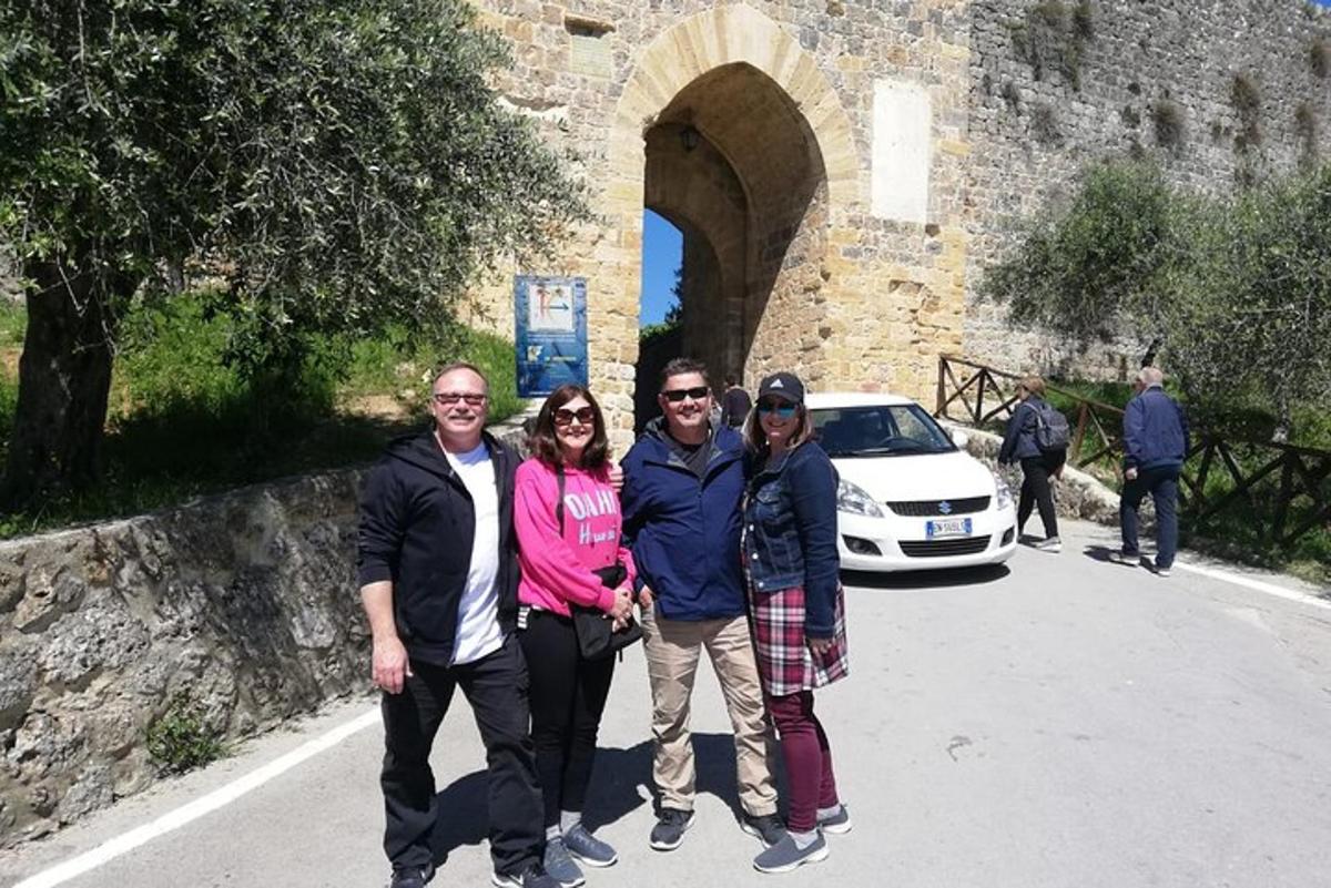 eine Gruppe von Menschen steht vor einem Schloss