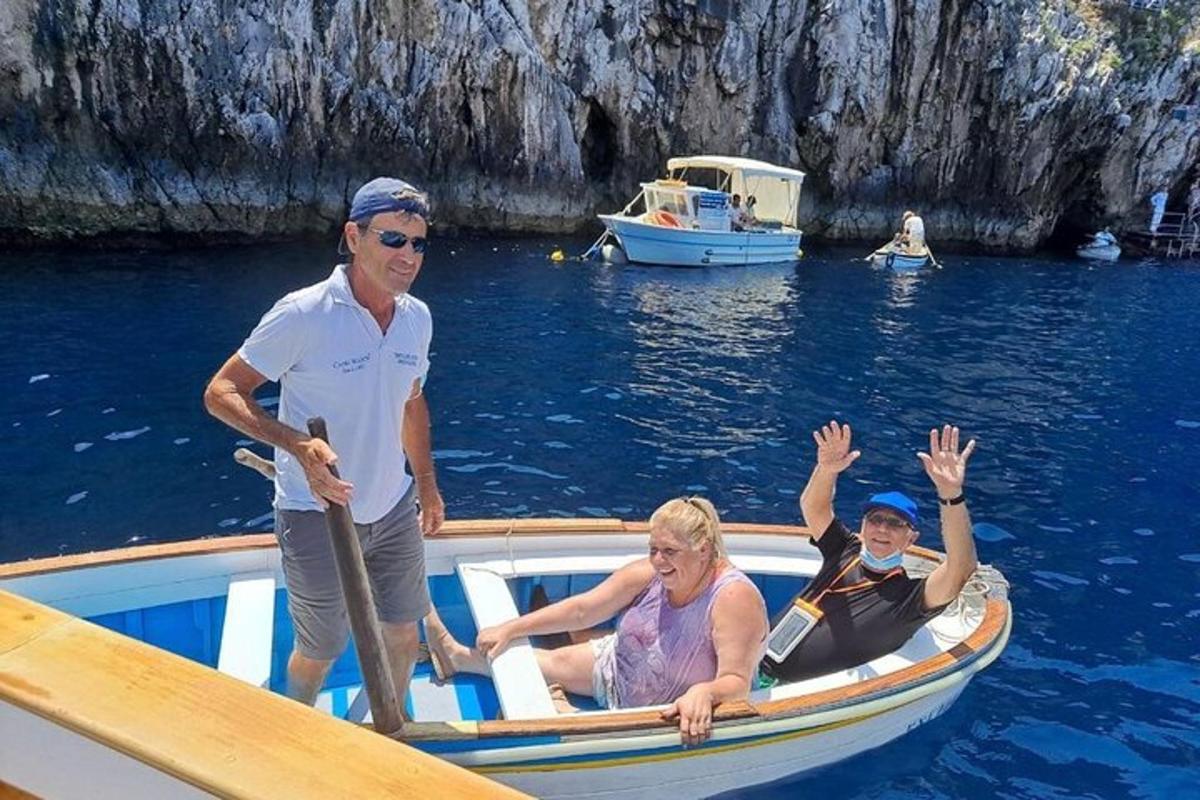 Ένας άντρας και δύο άτομα σε μια βάρκα στο νερό