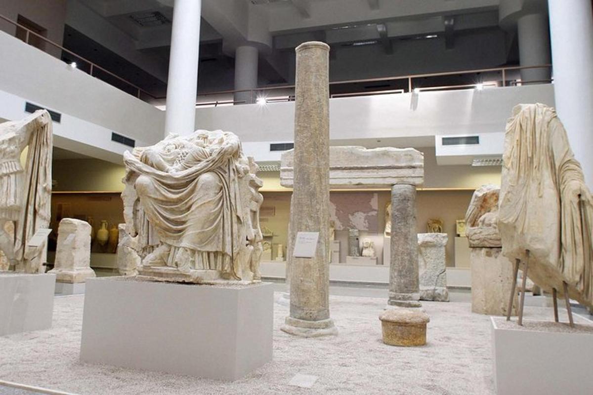 et museum med nogle statuer i en bygning