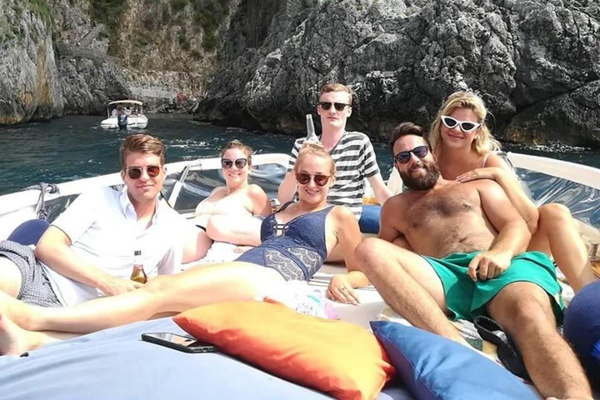 skupina ľudí sediacich na lodi vo vode
