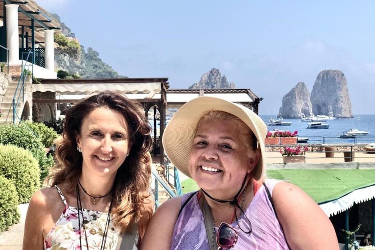 okyanusun önünde yan yana duran iki kadın