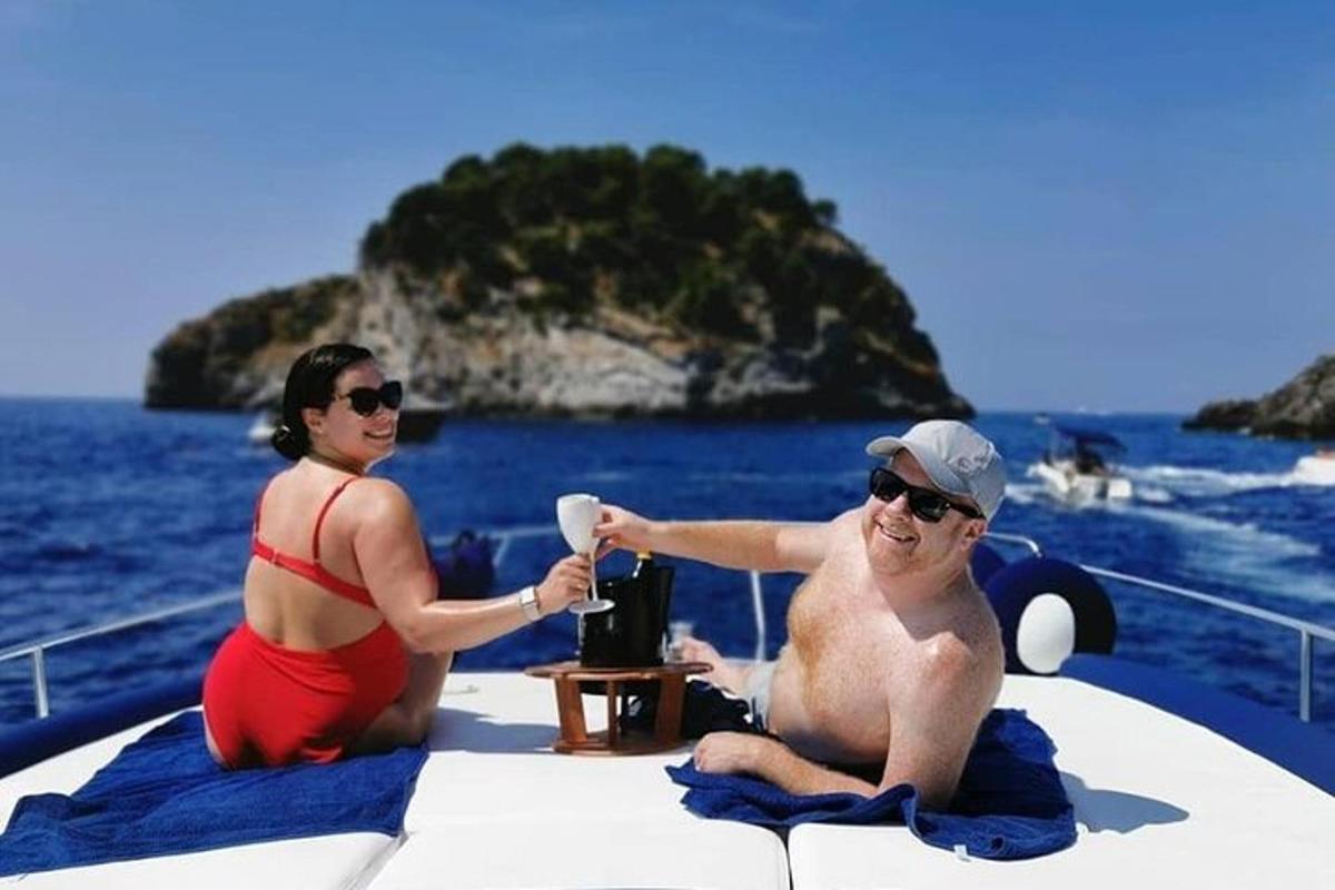 moški in ženska sedita na čolnu