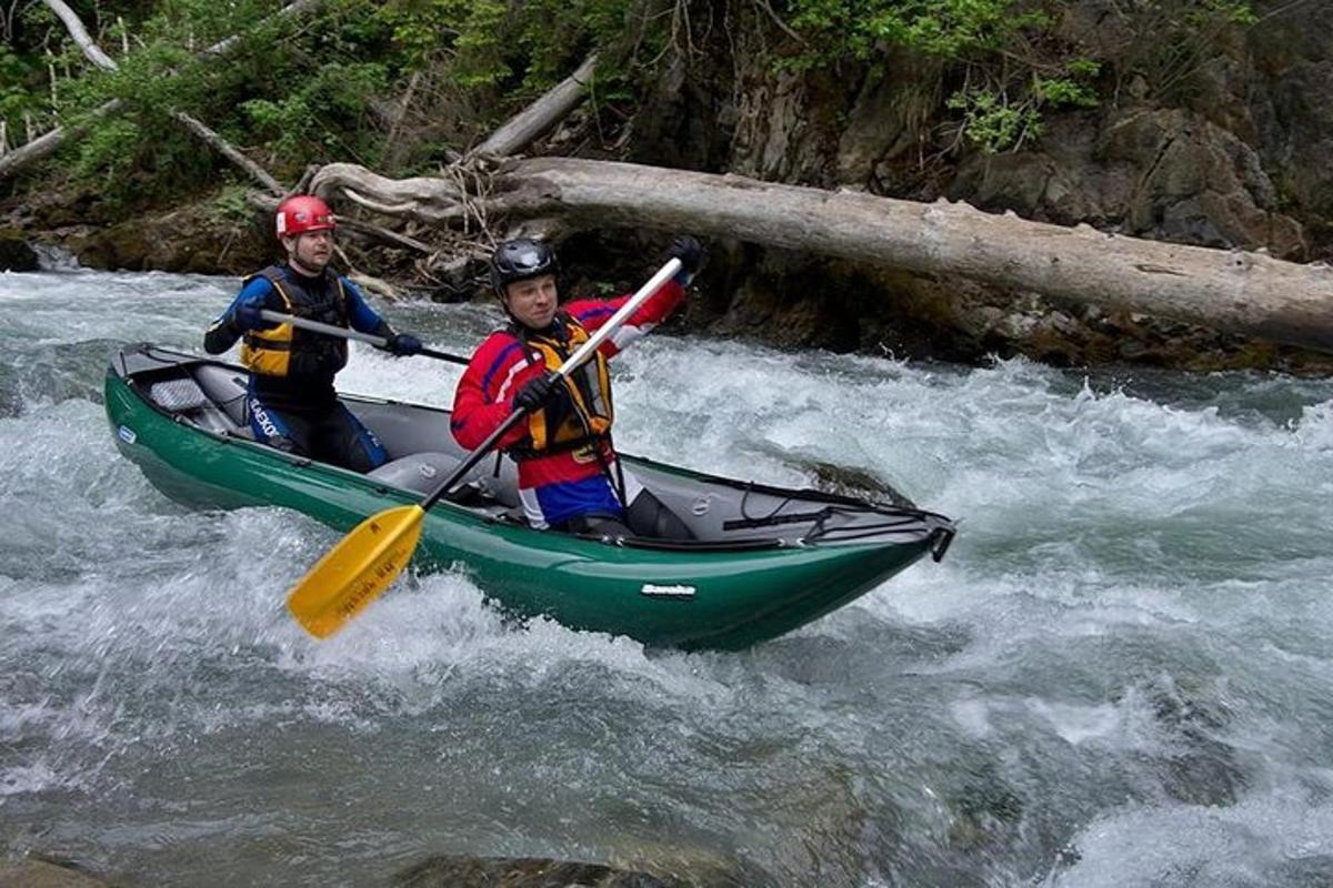 dos personas en un kayak en un río