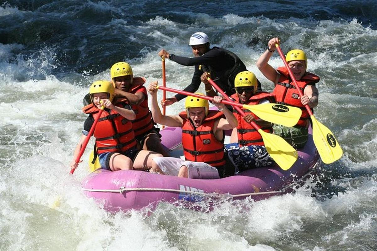 un grupo de personas en una balsa en el agua
