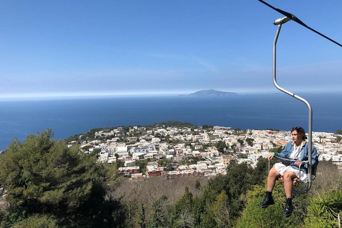 un uomo seduto su una sedia in cima a una montagna