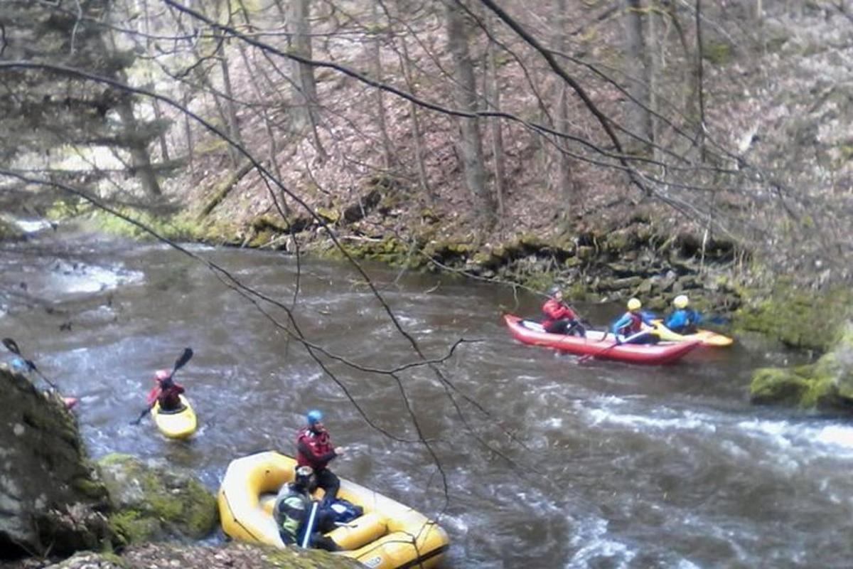 un grupo de personas en kayaks en un río