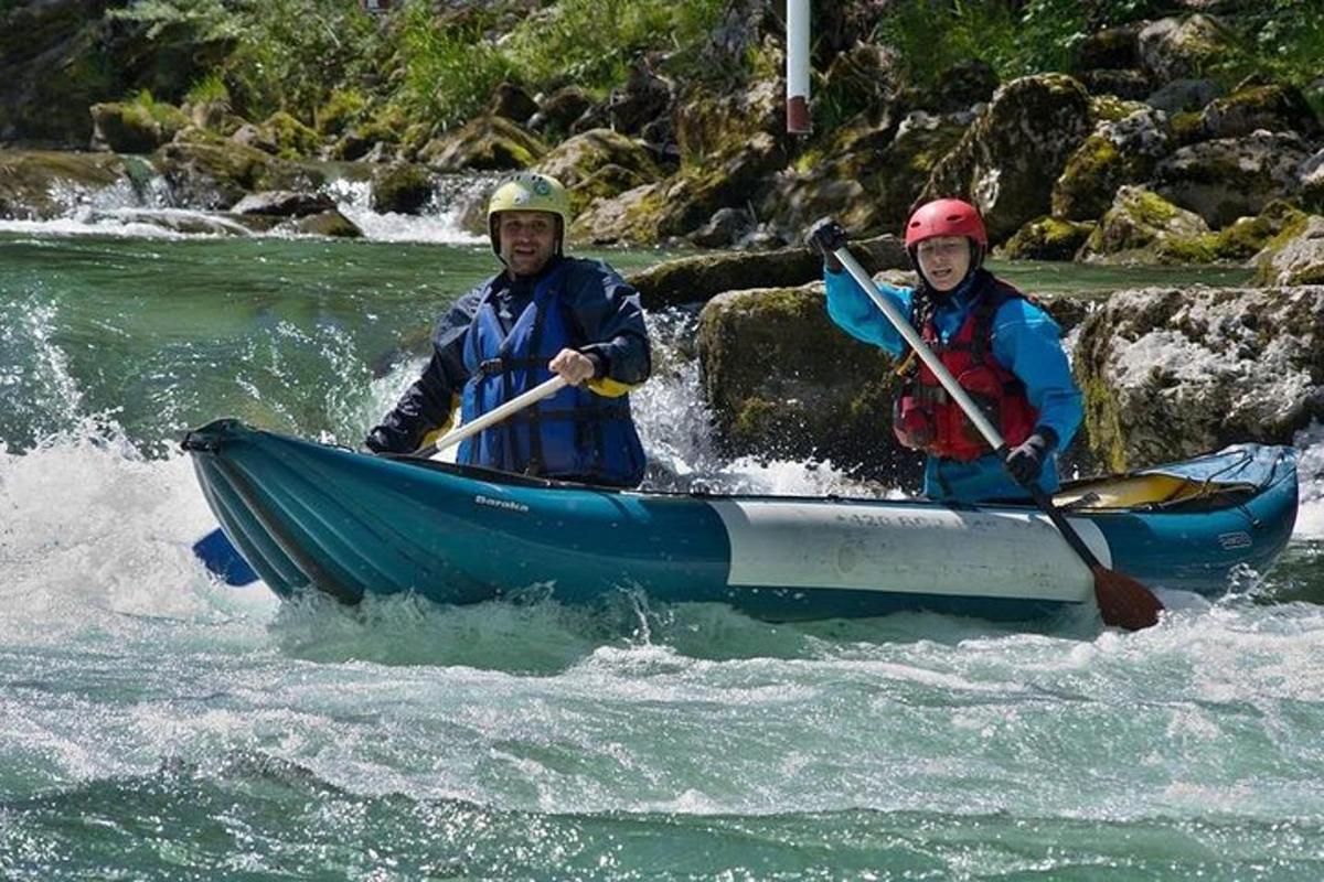 dos personas en una canoa en un río