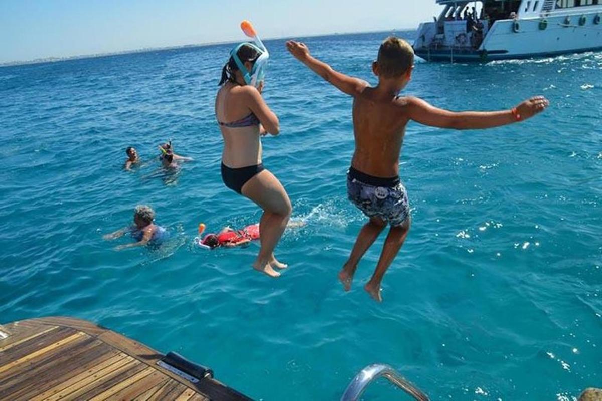 ένα αγόρι και ένα κορίτσι πηδούν στο νερό