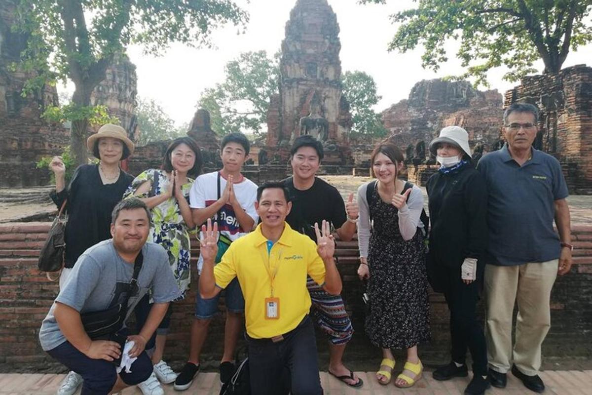 um grupo de pessoas posando para uma foto em frente a um templo