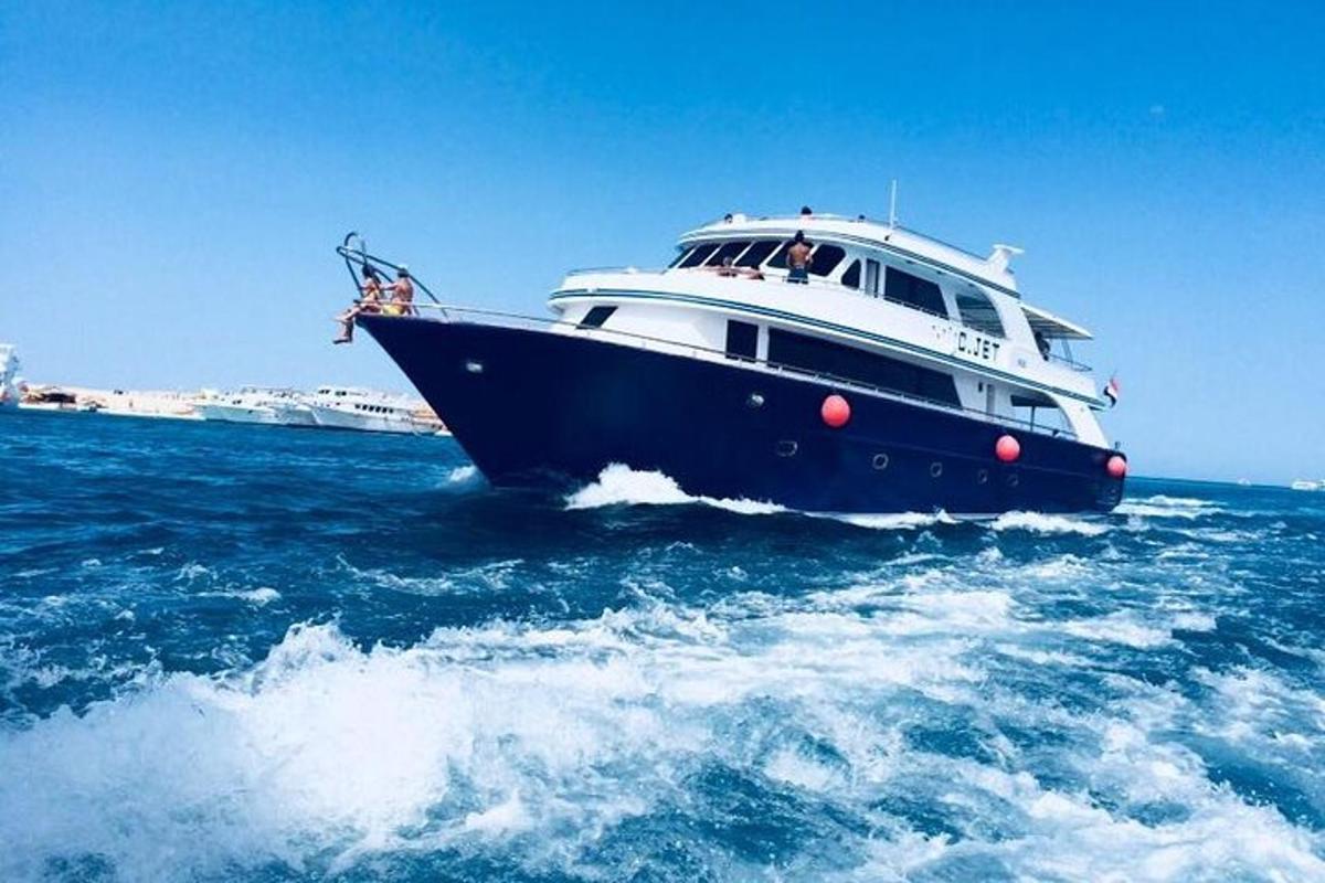 μια μπλε και άσπρη βάρκα στο νερό