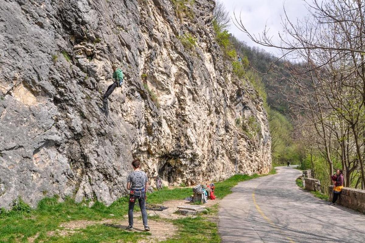 oseba, ki skače s skalne stene