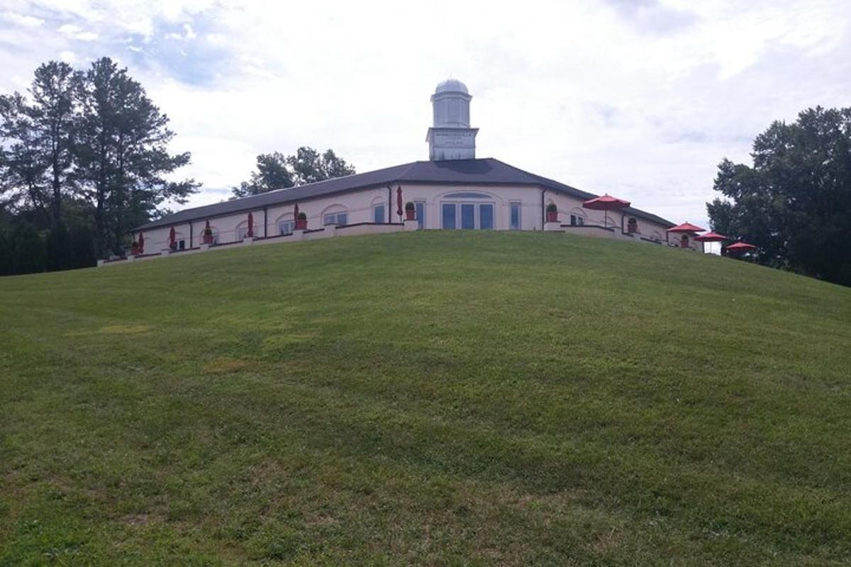 一座草山顶上的大楼