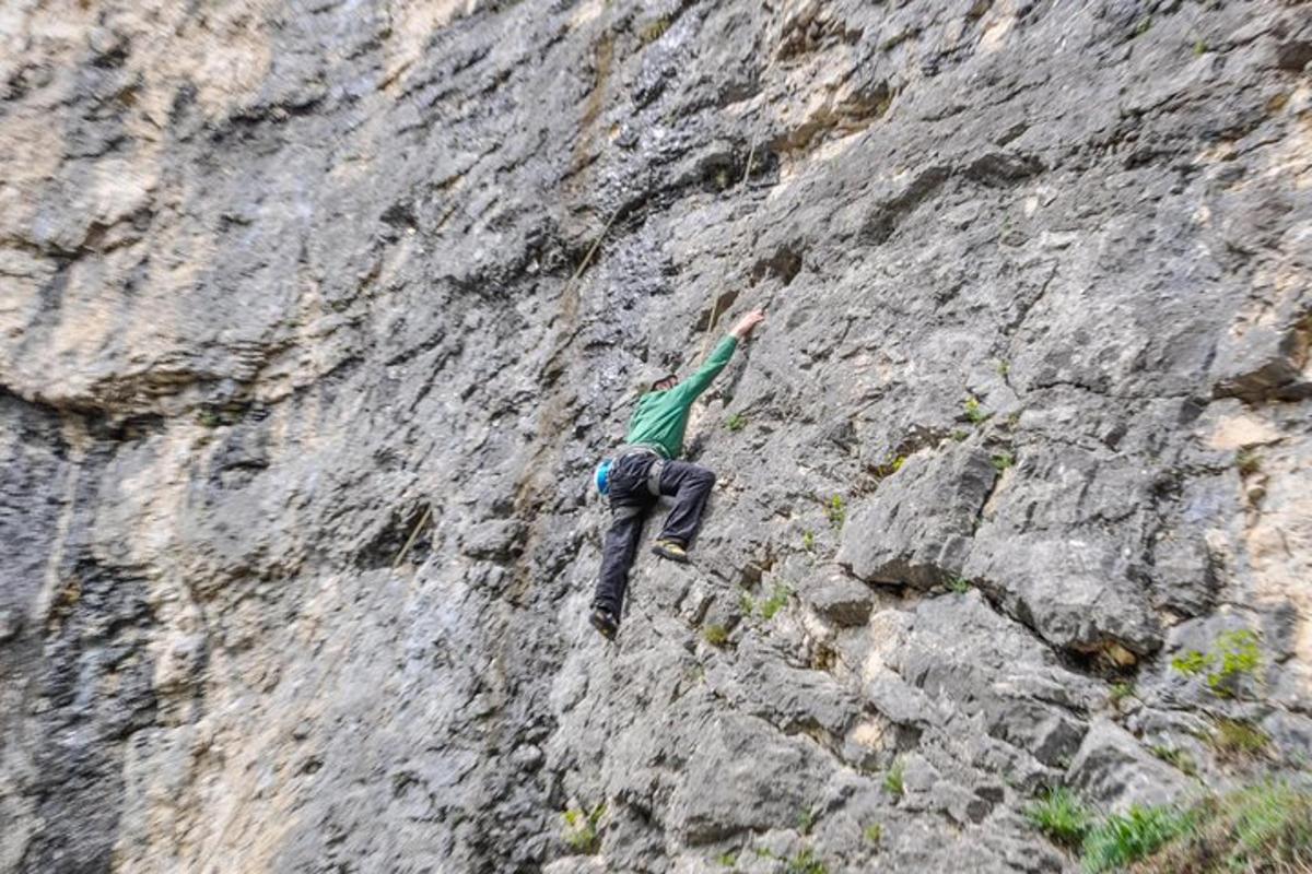 moški se vzpenja na skalnato goro