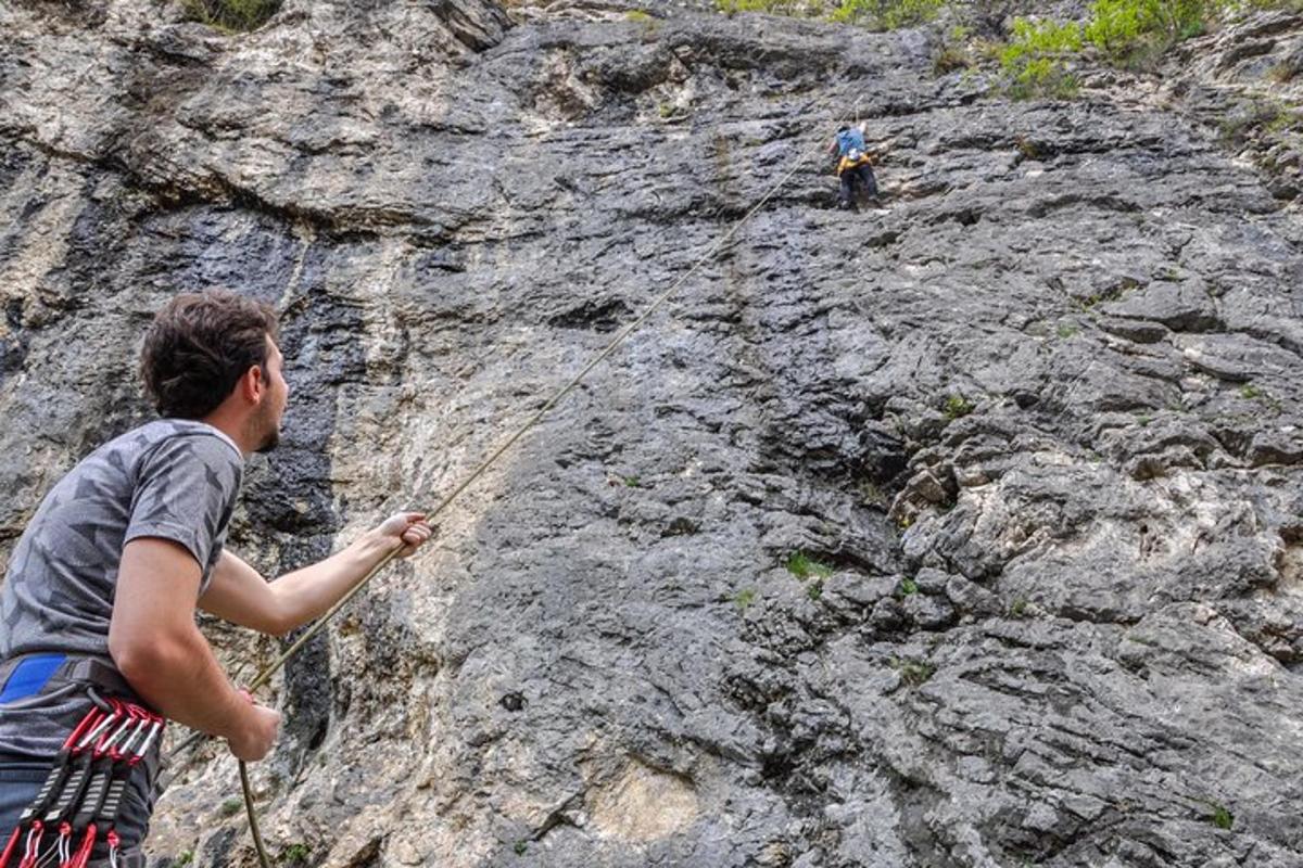 moški, ki stoji na skalnati gori
