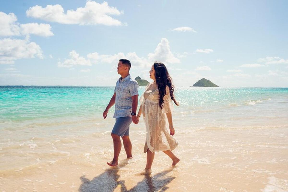 un hombre y una mujer caminando por la playa