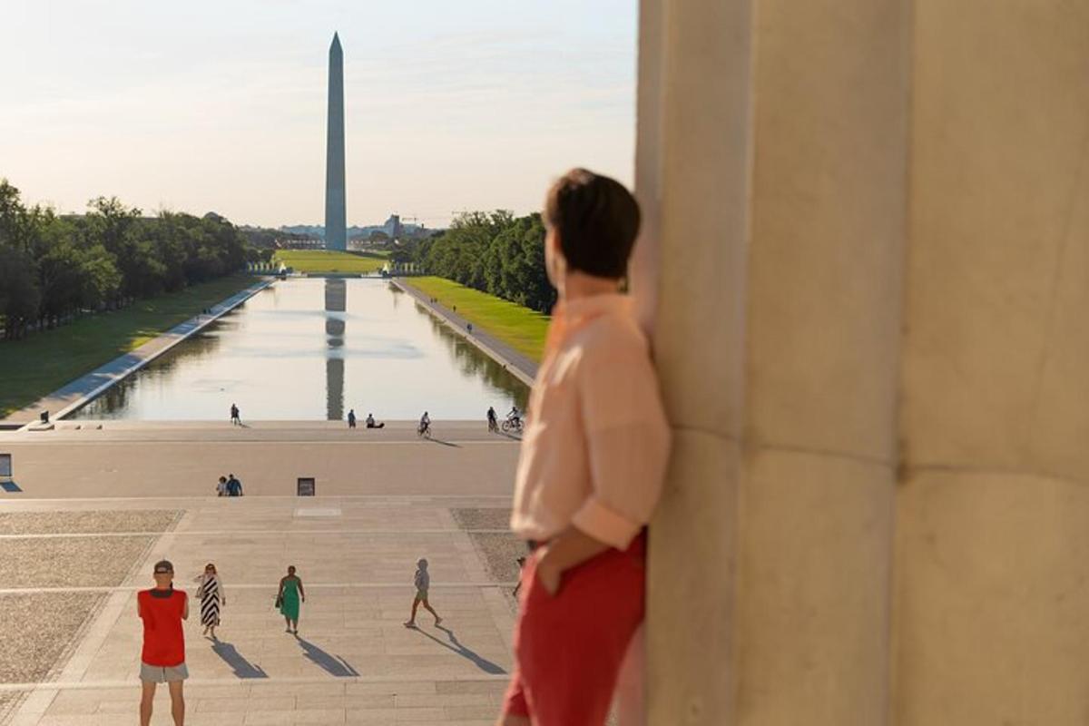 una donna che guarda il monumento a Washington da un edificio