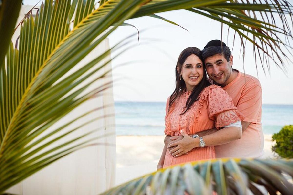 Un hombre y una mujer de pie en la playa